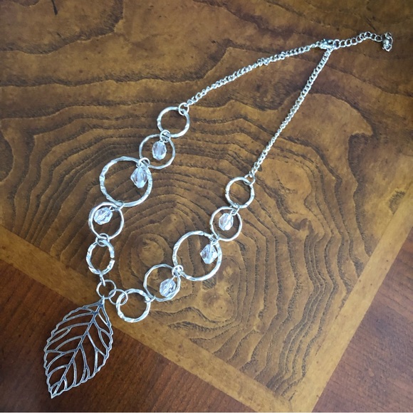 Silver graduated hammered ring leaf pendant chain necklace - Picture 8 of 9